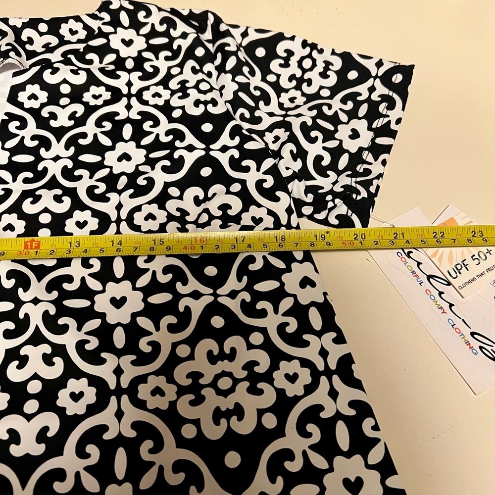 Lulu-B UPF Cooling Fabric Short Sleeve Split V-Neck Black White Print Large NWT - Picture 5 of 10